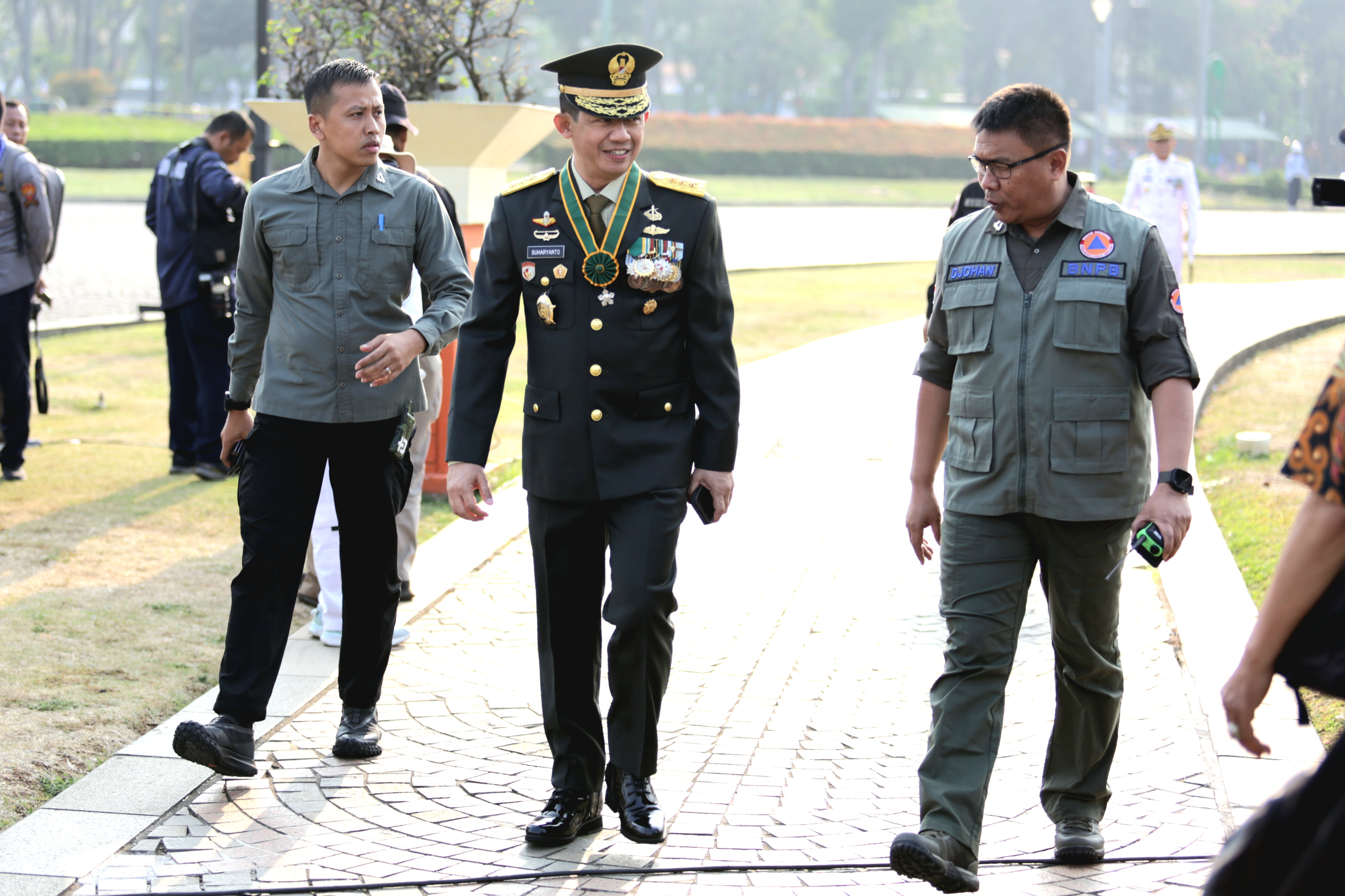Kepala BNPB Letjen TNI Suharyanto, S.Sos., M.M. (tengah) menghadiri upacara peringatan Hari Ulang Tahun (HUT) ke-78 Tentara Nasional Indonesia (TNI) yang dihelat di Monumen Nasional, Jakarta, Kamis (5/10). 